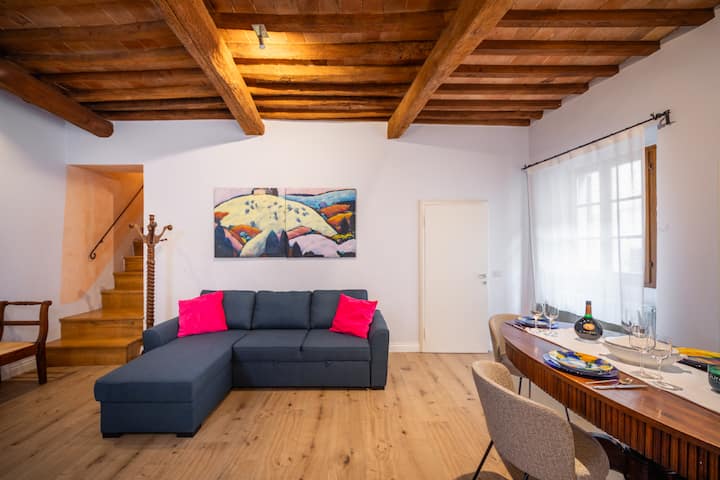Large Elegant Apartment + Free Parking - San Gimignano