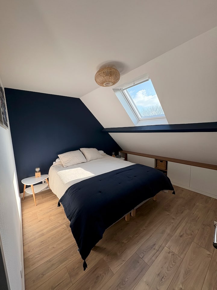 مواجه للجنوب. 13 مترًا مربعًا
Velux الآلي (جديد - 2024)
مقبس USB - C مدمج في المقابس الكهربائية بجانب السرير.
خزانة تخزين للملابس.