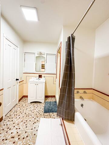 Lovely 4BR Family Retreat Close to UCLA- WIL – WW gallery image 5