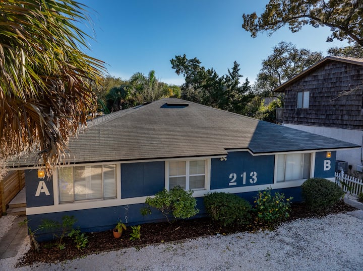 *Sleeps 9 | Walk To Beach | Fire Pits - St. Augustine Beach, FL