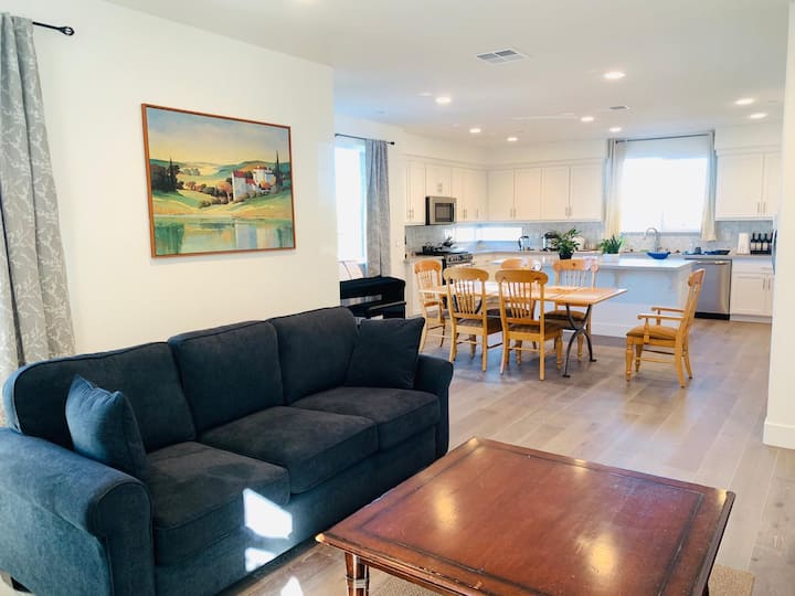 Master Bedroom In Beatiful House - Hayward, CA