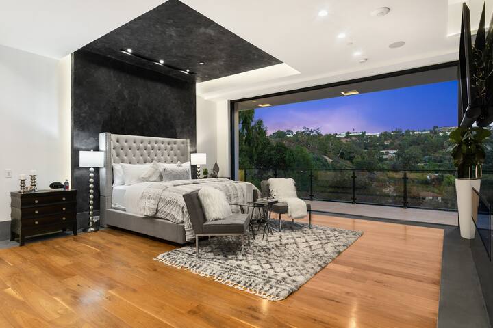 Celebrity Villa In Beverly Hills gallery image 3