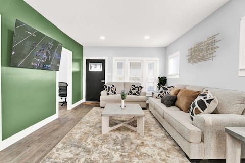 Emerald Luxe Retreat | 3BD Stylish Stay Sleeps 6