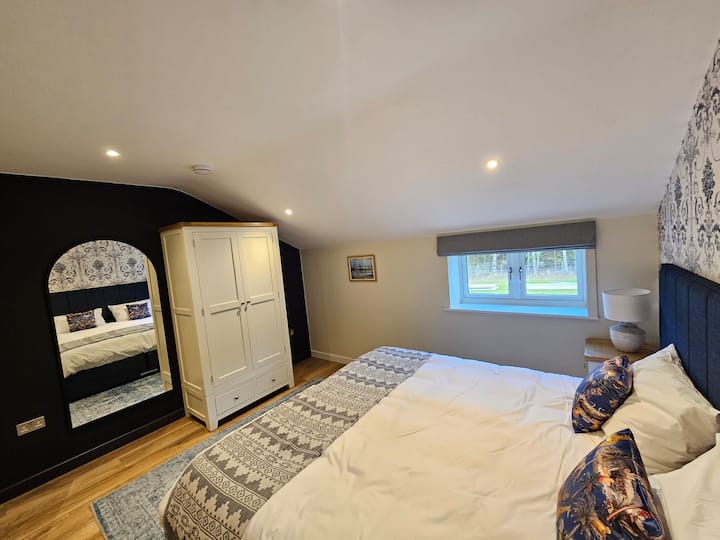 سرير مريح بحجم كينغ (أو سريرين مفردين) مع خزانة ملابس كبيرة ومرآة كاملة الطول