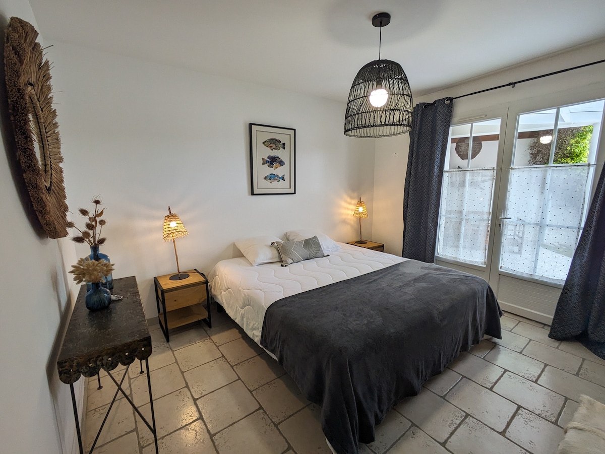 Საძინებელი 1 „ლურჯი თევზი“: ერთი ორადგილიანი საწოლი 180x200, ან 2 ერთადგილიანი საწოლი 90x200