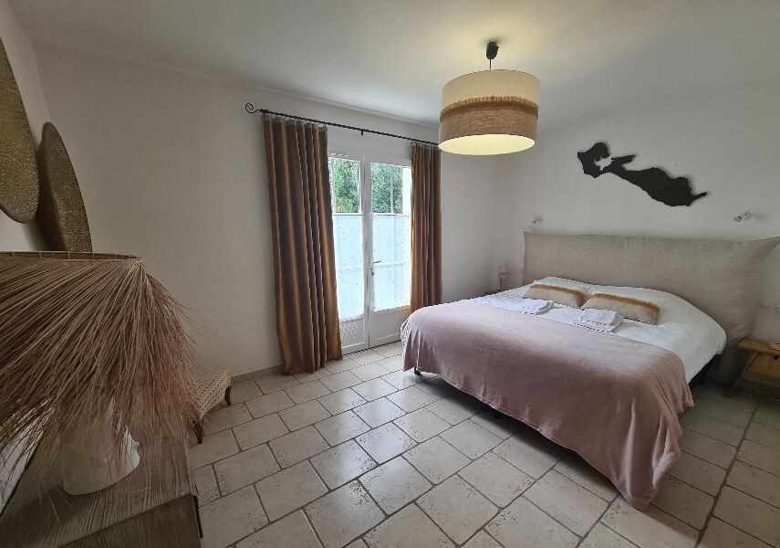 Საძინებელი 3 მთავარი „Carte Ile de Ré“: ორადგილიანი საწოლი 180x200 ნომერში,
და მისი ცალკე სააბაზანო (საშხაპე) სველი წერტილით