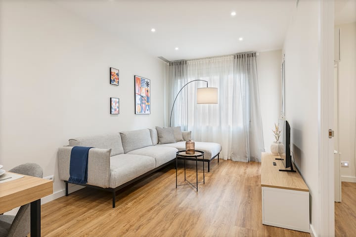Modern & Cozy Apartment With Balcony In Les Corts - Barcelona