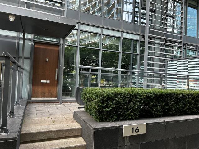 3BR | 2000sf | Sleeps 14 | Unbeatable Location gallery image 4