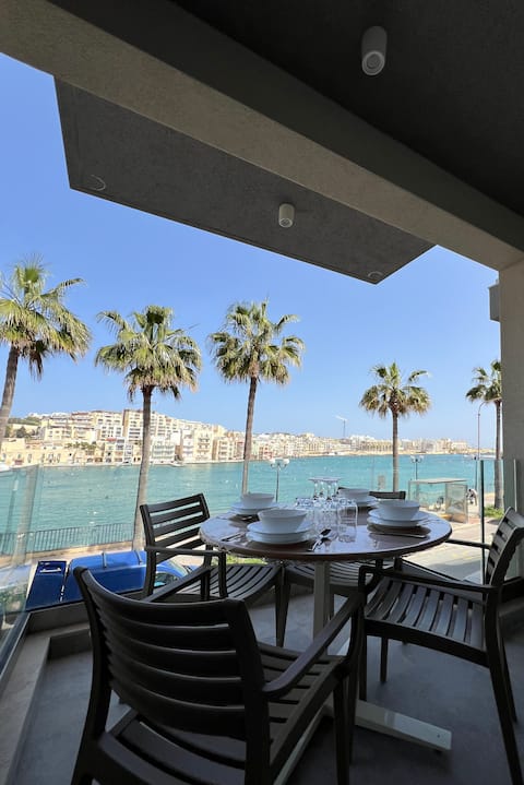 Azure Horizon-Seafront Apartment