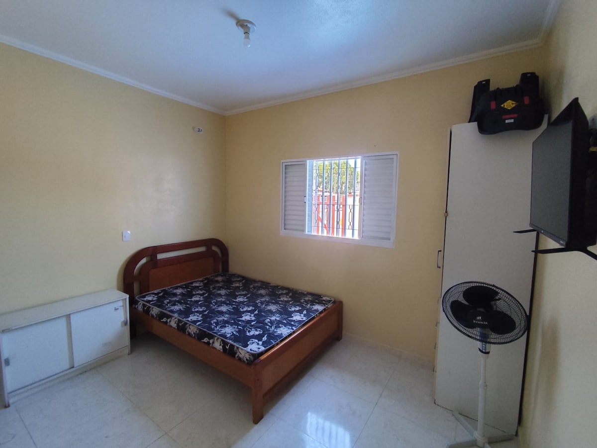 Een dressoir voor het opbergen van spullen en laden op tv heeft wifi.