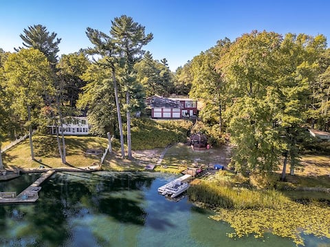 Beautiful Lakefront Retreat