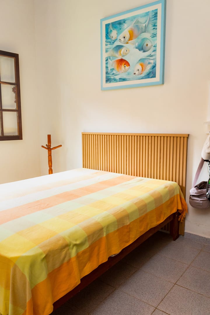 Suite confortable et spacieuse ✨ Elle dispose d'un lit double avec du linge de lit simple