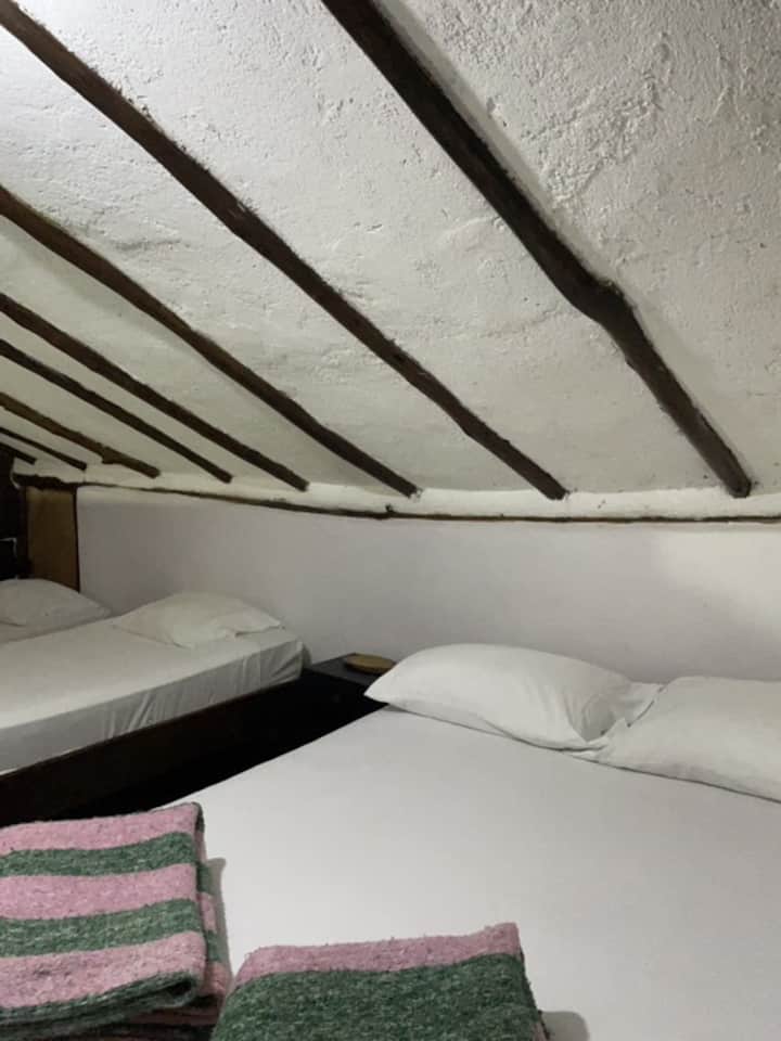 Estas son las camas del piso de arriba, al ser chalet las camas estan cerca del techo.