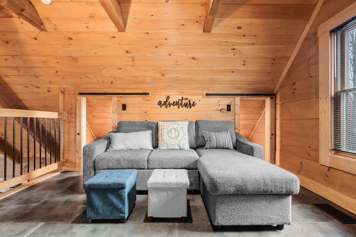 Queensize-sovesofa! Multifunktionelt opholdsområde med børnehjørne og badeværelse med toilet og badekar.