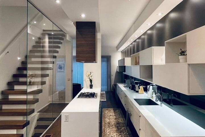 Chic 3BR w/ Parking, King Bed, Full Kitchen, Wifi gallery image 2