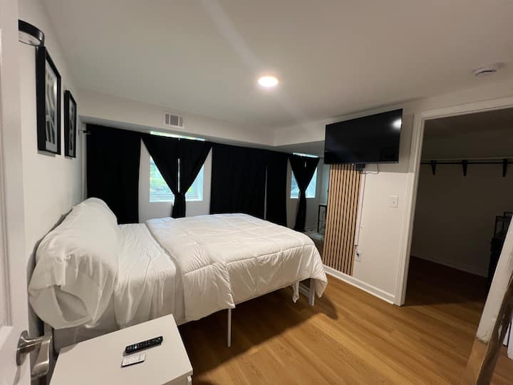 1 dhomë gjumi me ndriçim natyral opsional. Perde të errëta për rehati. Televizori mund të rregullohet në çdo drejtim. 