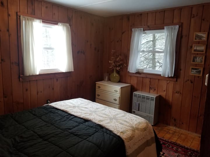 سرير بحجم كبير في غرفة النوم الثانية.