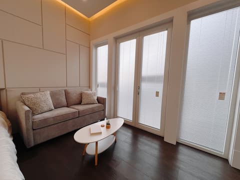 Popular Airbnb listing: Luxury/walk to dining/free parking/2 beds in Greater Vancouver