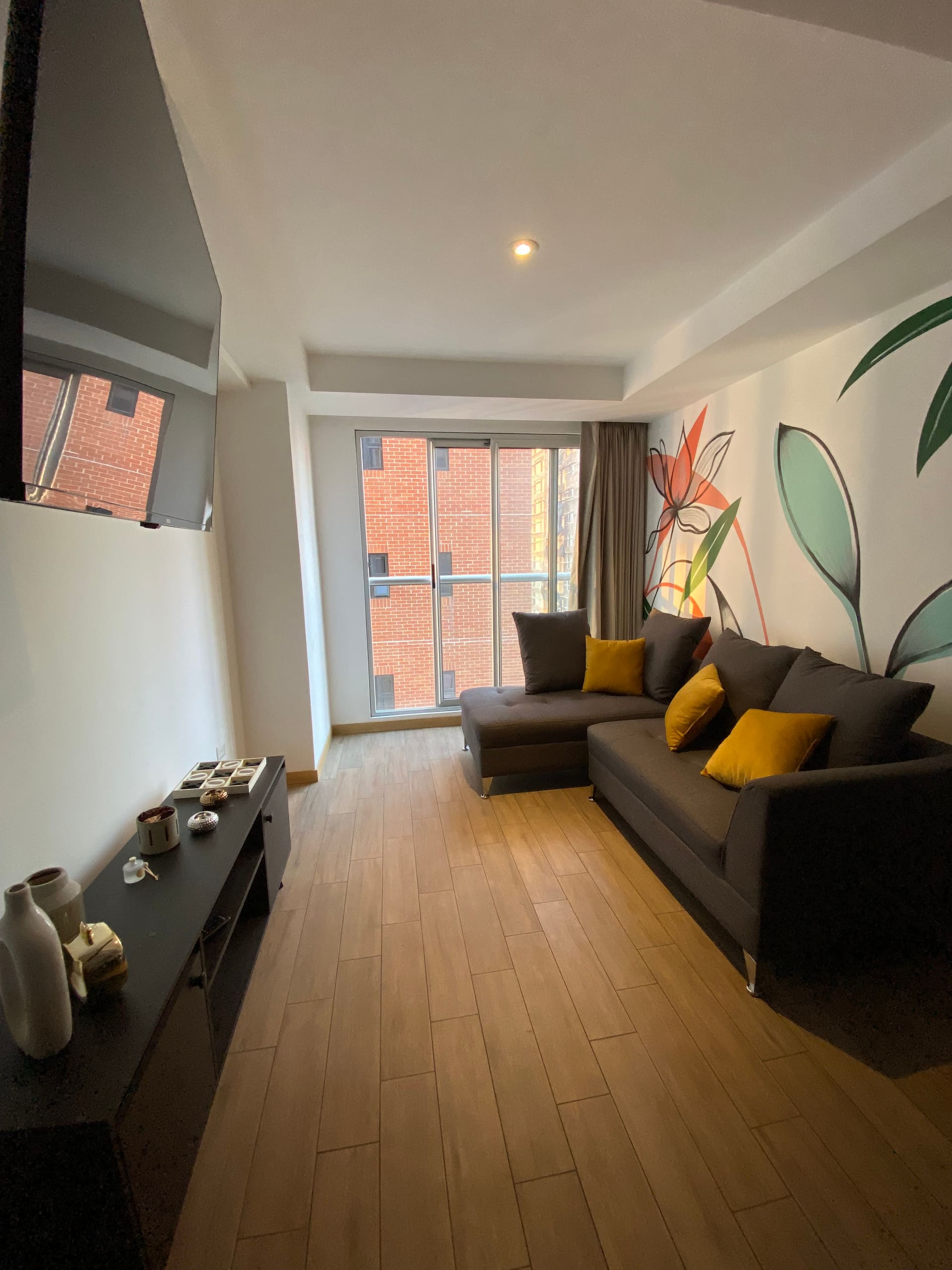 Comfort and Style: Modern Apartment in Z10