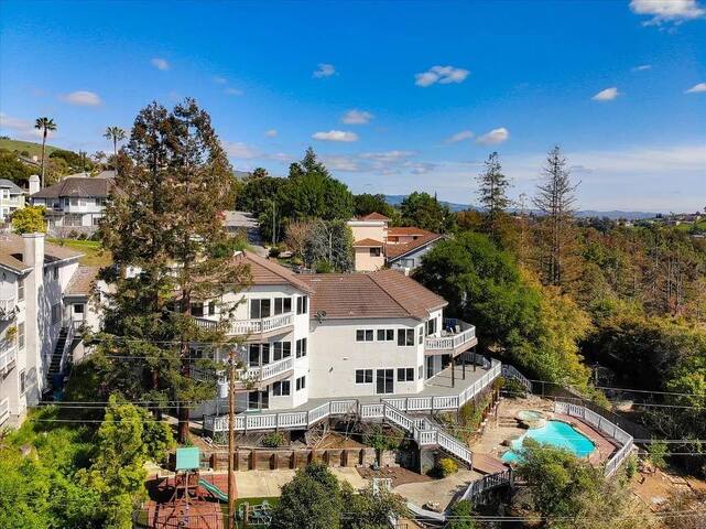 Luxury 7B4B Retreat Pool/Hot Tub/Play/Amazing View gallery image 2