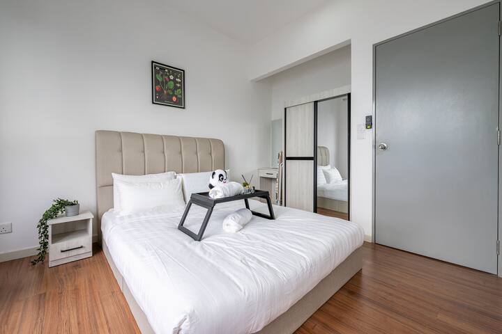 Spálňa má širokú pohodlnú manželskú posteľ. Zvyčajne je zdobená vankúšmi a útulnou perinou. V izbe je k dispozícii aj ďalší matrac.