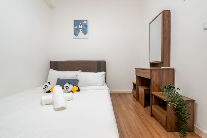 Spálňa má širokú pohodlnú manželskú posteľ. Zvyčajne je zdobená vankúšmi a útulnou perinou.