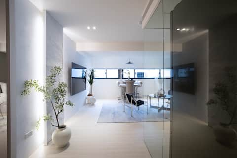 Harmony / Private elevator for the entire floor / 5 rooms and 3 bathrooms for 12 people / Ximending