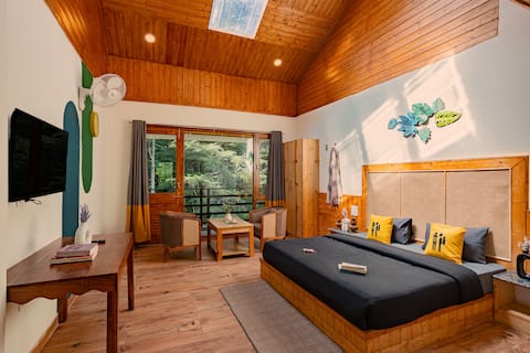 The Bohemian Loft: Spacious Attic Retreat in Kasol