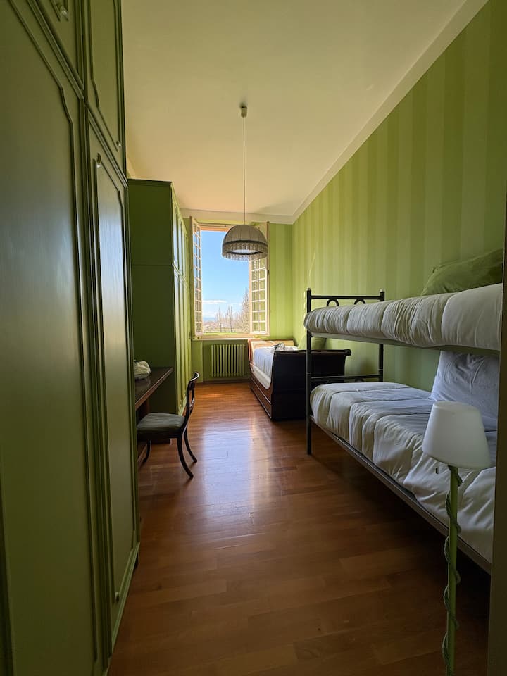 PRATOLINA
ห้องพักมีเตียงเรือและเตียงสองชั้นสว่างไสวมองเห็นสวนสาธารณะล้อมรอบด้วยแมกโนเลียอันงดงามและในฤดูใบไม้ผลิคุณจะได้กลิ่นดอกไม้ของ Lillà