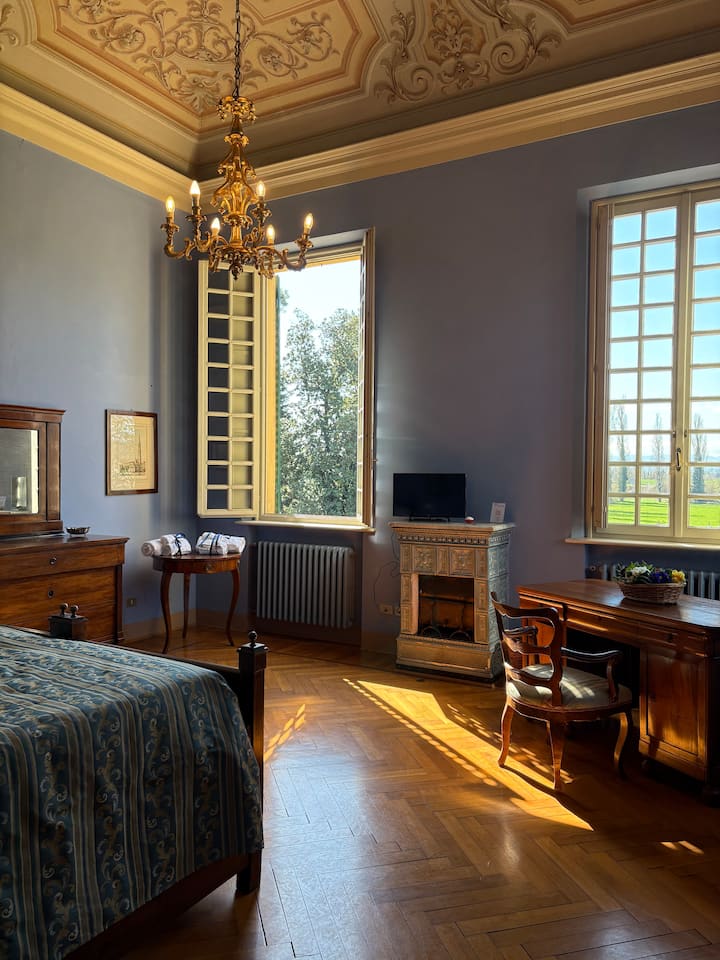  ไอริส 
ห้องนอนใหญ่มีเพดานโค้ง หน้าต่างที่มองเห็นสวนสาธารณะช่วยให้มั่นใจได้ถึงความสว่างและในคืนฤดูร้อนพวกเขามีความเป็นไปได้ที่จะเห็นดาวศุกร์และดวงจันทร์เป็นเตียงได้อย่างสะดวกสบาย แดชบอร์ดช่วยให้คุณทำงานได้ 