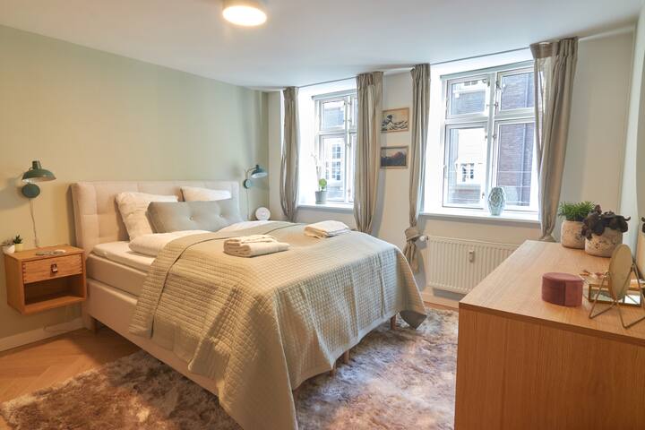 Designer 2 BR Home w/ Private Balcony gallery image 4