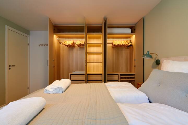 Designer 2 BR Home w/ Private Balcony gallery image 5