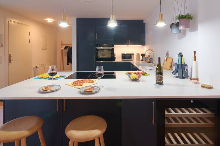 Designer 2 BR Home w/ Private Balcony gallery image 3