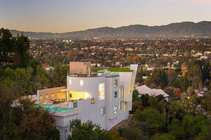 Luxe Studio City Retreat w/ Scenic Pool & Views gallery image 5