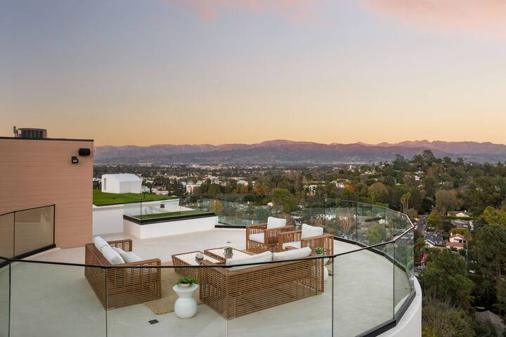 Luxe Studio City Retreat w/ Scenic Pool & Views gallery image 4