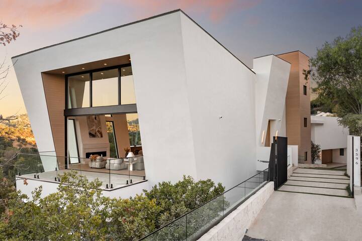 Luxe Studio City Retreat w/ Scenic Pool & Views gallery image 2