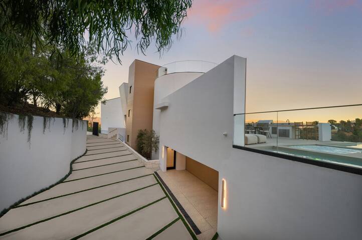 Luxe Studio City Retreat w/ Scenic Pool & Views gallery image 3