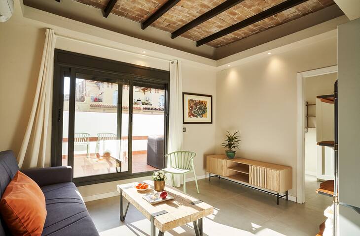 Superb 2 bedroom attic with terrace in Eixample
