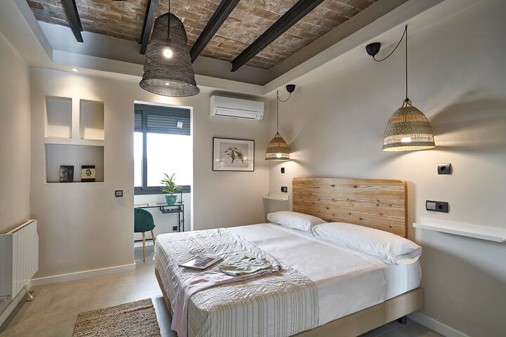 Superb 2 bedroom attic with terrace in Eixample gallery image 3