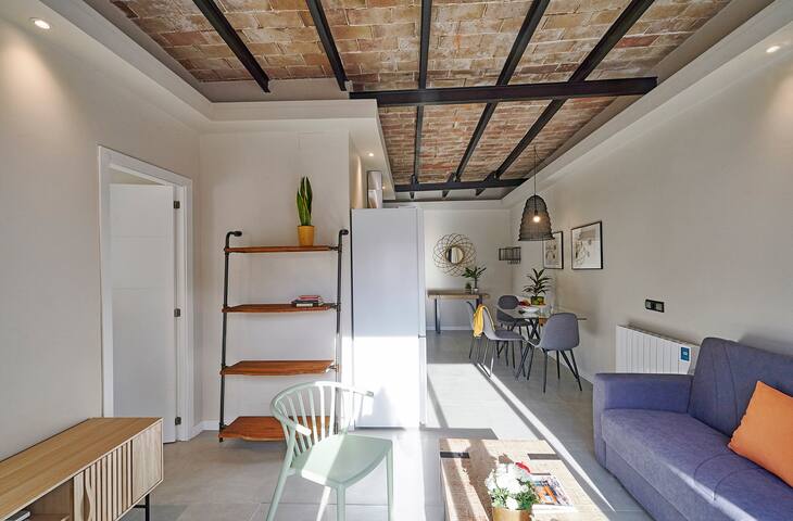 Superb 2 bedroom attic with terrace in Eixample gallery image 2