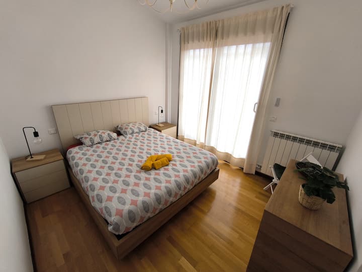 Апартман
Двокреветна соба со 160 кревета, со плакар, сопствена бања со када и тераса.