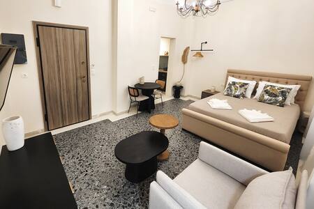 Omian Emerald House  | Chic Interior, metro 3' 4