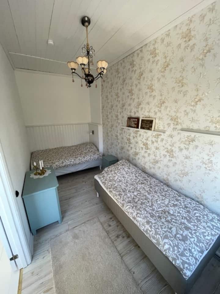 Schlafzimmer Nr. 2, 120 + 90 Bett und Schublade für Kleidung.
