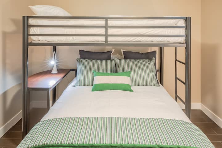 Спалната соба вклучува двоен кревет и кревет во целосна големина, обезбедувајќи удобни простори за релаксација