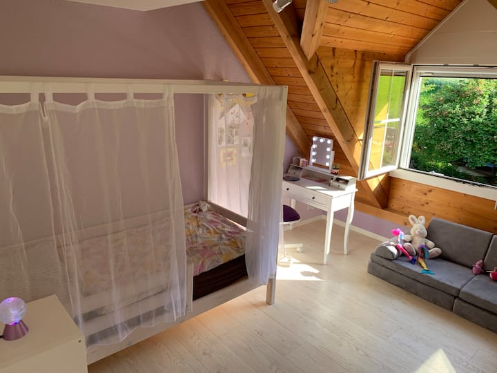 เตียงสี่เสาและโซฟาขนาดเล็ก (เรามักจะใช้สำหรับนอน) เตียงที่สอง (ไม่ได้อยู่ในรูปนี้) โต๊ะข้างเตียง ตู้ลิ้นชัก ตู้เสื้อผ้า มีตาข่ายกันแมลง วิวสวยงามของสวนและขอบป่า (พระอาทิตย์ตก)