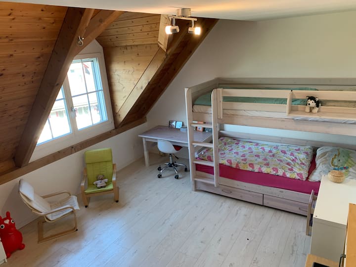 เตียงสองชั้น (สามารถใช้ที่นอนเสริมได้ อยู่ในห้องเกม) เฟอร์นิเจอร์ลิ้นชักและตู้เสื้อผ้า ครัวเล่น โต๊ะทำงาน เก้าอี้อ่านหนังสือ ม่านกันแมลงและม่านบังแดด 