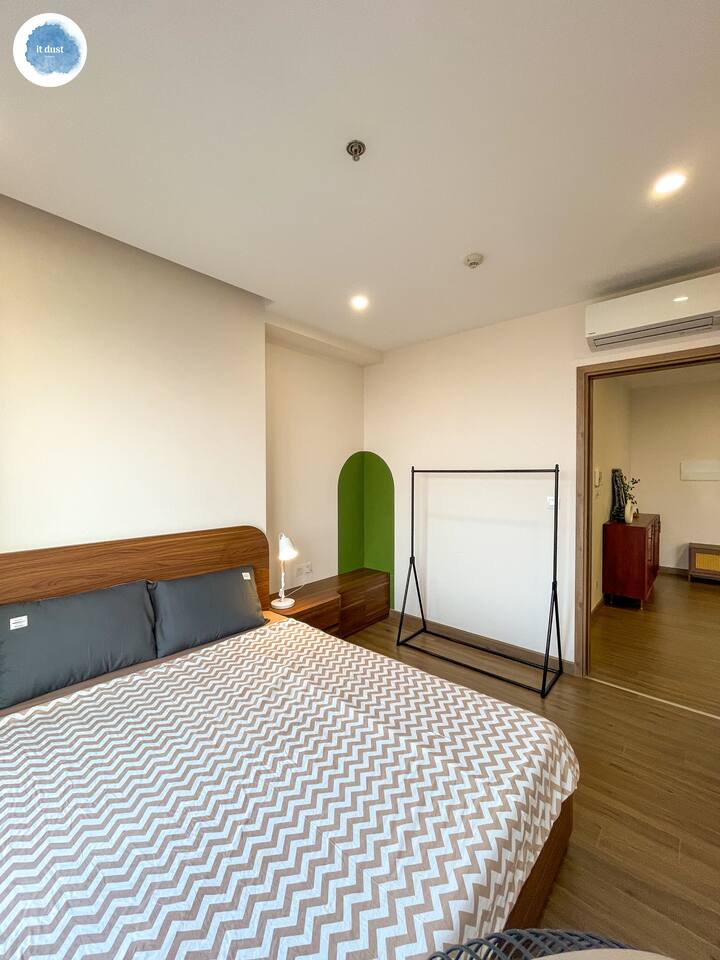 Diseño acogedor con grandes ventanales para dar la bienvenida a la luz natural, el dormitorio da una sensación de relajación absoluta. La cama es suave, el interior es minimalista y el tono del ojo crea un espacio tranquilo, separado del ajetreo y bullicio exterior.