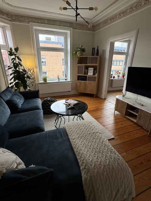 Top Airbnb: Balcony & water view near Alster in Uhlenhorst
