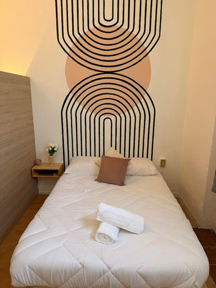 Дупли кревет, јорган, гардеробер, плакар и вентилатор.