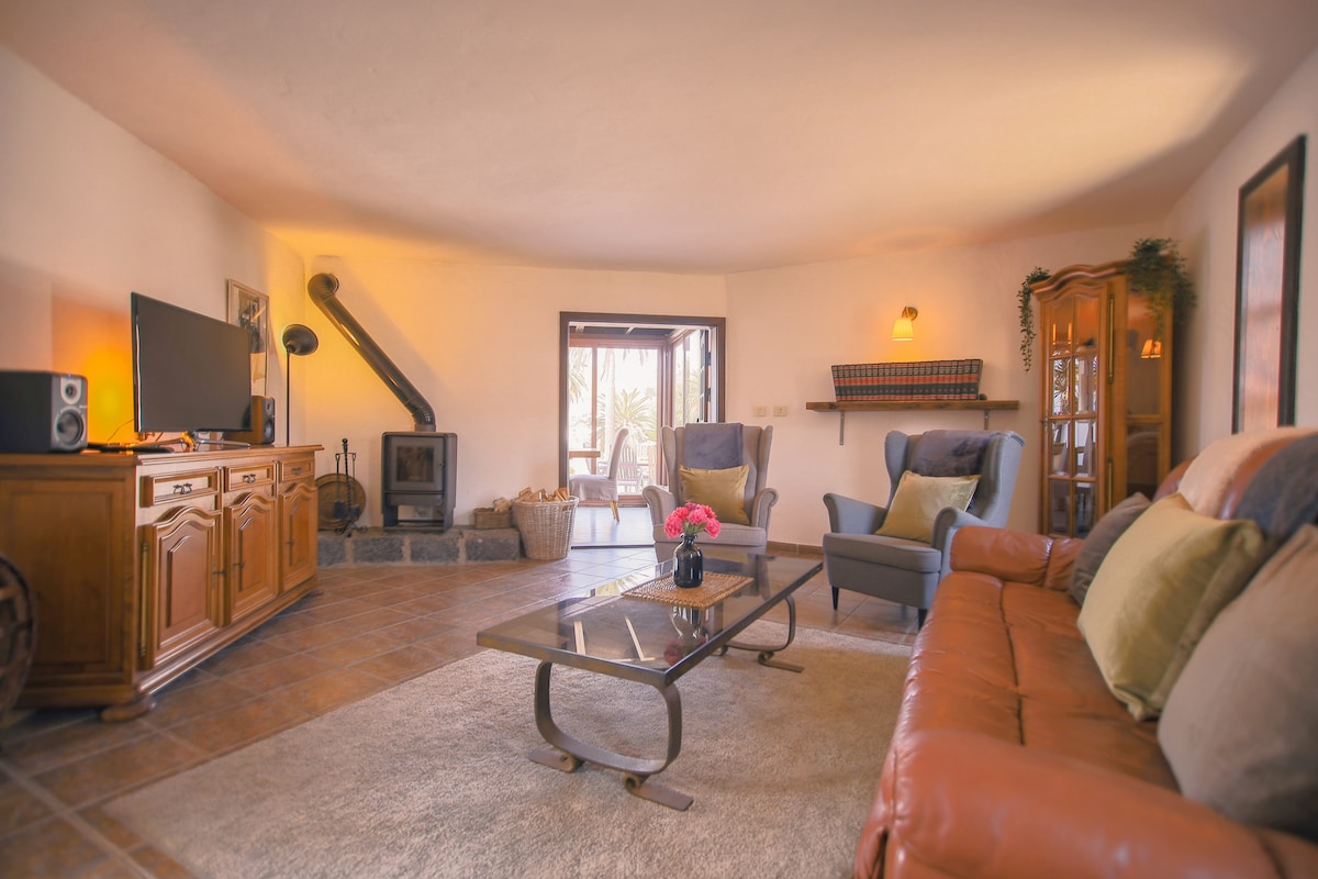 Propriété Airbnb réussie: A Beautiful Country House with Warm, Heated Pool! à Haría